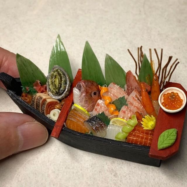 食べられないの！？ 粘土と木材で作ったミニチュア舟盛りが話題「凄い