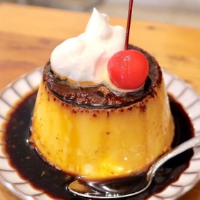 矢崎さんが３位に挙げた「オールシーズンズコーヒー」のプリン。矢崎さんは「ギュッと詰まったプリンは、モッチモチの食感！濃厚なカスタードが口の中いっぱいに広がる。たっぷりのカラメルはキリッとビターでプリンの濃厚さに負けない！」とインスタにつづっていた（提供画像）