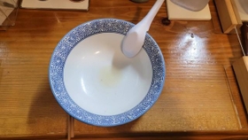 「ラーメン店はスープに命をかけている」という思いから、小川氏は取材でもスープ完飲のスタイルを貫いているという（撮影・小川泰平）