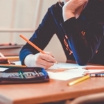 授業中にじっと座っておくのが特性として難しい子も。実は本人も「困って」います
