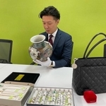 骨董品からバッグ、宝石などさまざまなモノが持ち込まれる