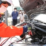 「バッテリー上がり」で出動したJAF隊員（日本自動車連盟提供）