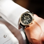 男の腕元をきりりと引き締める高級腕時計。憧れます（asphoto777(c)/123RF.COM）