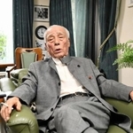 「国のために死ぬっちゅうような意識を持った政治家がいなくなってしまった」と今の政治家に喝を入れる石井氏＝神戸市内