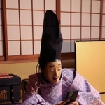 完璧な公家装束だがその手にはスマートフォンが…（左近大夫☆浜次郎さん提供）