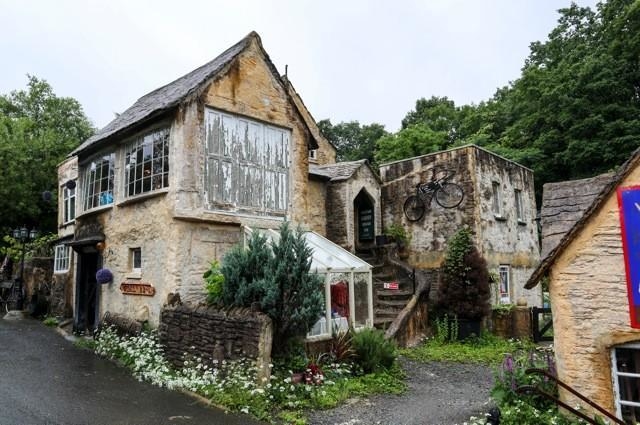 臨場感たっぷりに再現された村内はイギリスそのもの