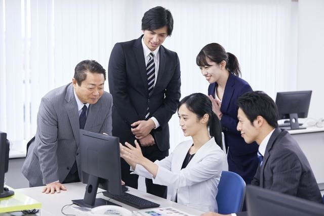 愚痴をいうことはあっても、実は「自分の会社が好き」という人も多いですよね…（siro46/stock.adobe.com）