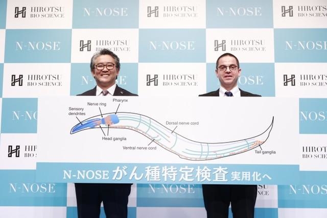 尿を採取するだけで早期すい臓がんを調べることが可能になったと発表するHIROTSUバイオサイエンスの広津崇亮代表取締役社長（左）と同社湘南R＆Dセンターのエリック・デルクシオセンター長