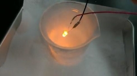 オレンジ色のLEDを液体窒素に入れると…（佐賀県立宇宙科学館提供）