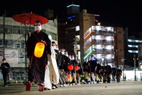 ハロウィンに鹿児島市で披露された狐の嫁入り（幻空堂提供）