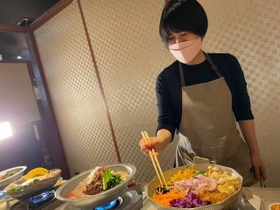 「おいしく召し上がっていただければ」と話す榑谷孝子さん、なんだか楽しそう