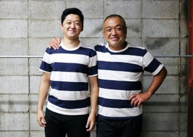 元神戸製鋼のラガーマン南條賢太さん（右）と息子の幹英さん（エップヤーン提供）