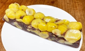 貴重な茨城県産の和栗を惜しみなく蒸し羊羹に詰め込んだ「極」