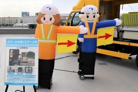 こちら表の顔で左手を挙げている