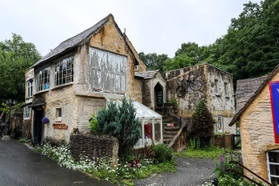 臨場感たっぷりに再現された村内はイギリスそのもの