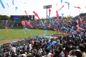 ジェット風船を飛ばすオリックスファン