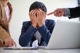 転職後…新しい職場でストレス感じる人は少なくありません（Charlie's/stock.adobe.com）