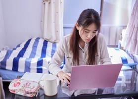 給与を引き下げられたとしたら…あなたはテレワークをしたいと思いますか？（photok/stock.adobe.com）