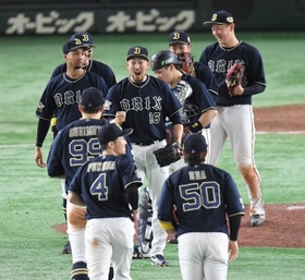 日本シリーズ第5戦、勝利を喜ぶ平野（中央）らオリックスナイン＝2021年11月25日、東京ドーム