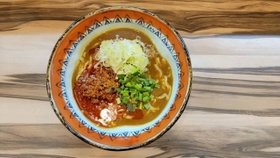 名古屋「つるりん」の「台湾カレーラーメン」。名古屋名物の台湾ラーメンにカレーを掛け合わせた進化形メニューだ