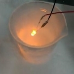 オレンジ色のLEDを液体窒素に入れると…（佐賀県立宇宙科学館提供）