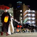 ハロウィンに鹿児島市で披露された狐の嫁入り（幻空堂提供）