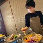 「おいしく召し上がっていただければ」と話す榑谷孝子さん、なんだか楽しそう