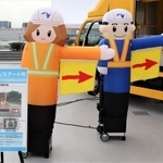 こちら表の顔で左手を挙げている
