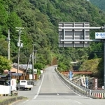 国道371号。国道311号から分岐した直後はこういう平和な道でした