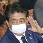布マスクを着用し、答弁のため挙手する安倍首相（2020年4月1日午後）＝共同通信社提供