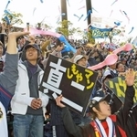 「SKY」に合わせてジェット風船を飛ばすオリックスファン＝2010年、スカイマークスタジアム