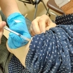 病院で新型コロナウイルスのワクチン接種を受ける高齢男性　※画像はイメージです（ururu/stock.adobe.com）