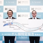 尿を採取するだけで早期すい臓がんを調べることが可能になったと発表するHIROTSUバイオサイエンスの広津崇亮代表取締役社長（左）と同社湘南R＆Dセンターのエリック・デルクシオセンター長