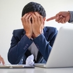 転職後…新しい職場でストレス感じる人は少なくありません（Charlie's/stock.adobe.com）