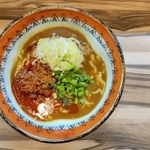 名古屋「つるりん」の「台湾カレーラーメン」。名古屋名物の台湾ラーメンにカレーを掛け合わせた進化形メニューだ