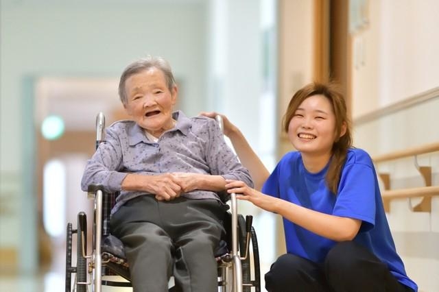 介護職で身につくコミュニケーション能力・観察力などは、異職種でも活かせる力のようです　※画像はイメージです（godfather/stock.adobe.com）