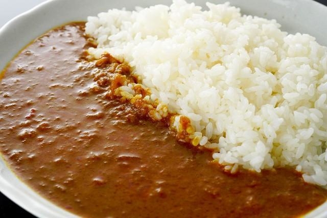 筆者はカレーライスのなかでもビーフ甘口がお気に入り（K/stock.adobe.com）