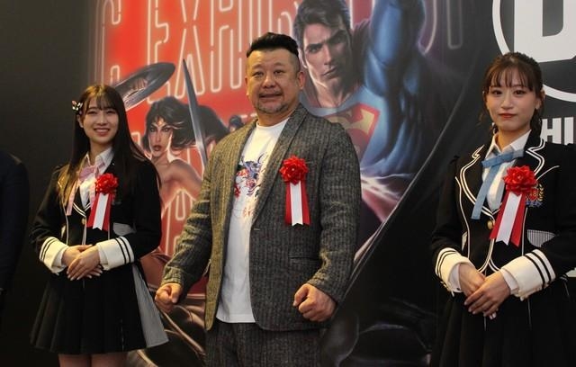 DC展のオープニングセレモニーに登場した（左から）NMB48の安部若菜さん、ケンドーコバヤシさん、NMB48の上西怜さん＝グランフロント大阪