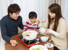 半数以上のパパが「平日にほぼ毎日」家族で夜ご飯を食べているそうです（ucchie79/stock.adobe.com）