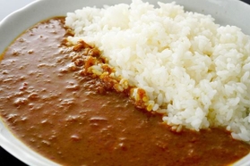 筆者はカレーライスのなかでもビーフ甘口がお気に入り（K/stock.adobe.com）