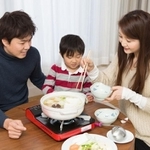 半数以上のパパが「平日にほぼ毎日」家族で夜ご飯を食べているそうです（ucchie79/stock.adobe.com）
