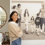 自宅に飾られた家族写真の前で笑みを浮かべるアンナ・オルティスさん＝神戸市内（撮影・小林良多）