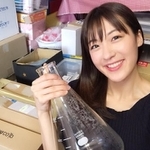 部屋は実験道具だらけ。実験道具と共に生活している五十嵐美樹さん