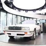 レストアが完了した伊藤かずえさんの愛車シーマ（日産自動車提供）