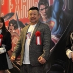 DC展のオープニングセレモニーに登場した（左から）NMB48の安部若菜さん、ケンドーコバヤシさん、NMB48の上西怜さん＝グランフロント大阪