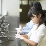 学校の手洗い場では今も水が主流のよう（apiox/stock.adobe.com）