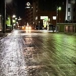 まるでスケートリンクのように凍り付いた道路（ほりけんさん提供）