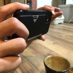 スマホの四隅を押さえて撮影。記者はこの持ち方です（ぴっだかさん提供）
