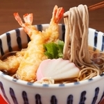 年越しそば、何時に食べますか？（sasazawa/stock.adobe.com）