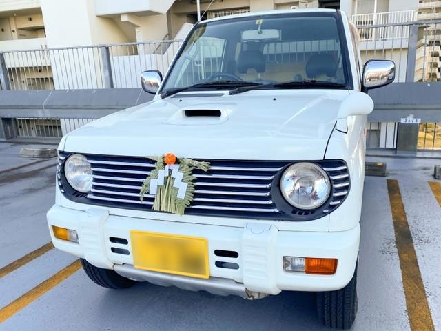 しめ飾りをしたクルマ。最近見かけなくなりました。